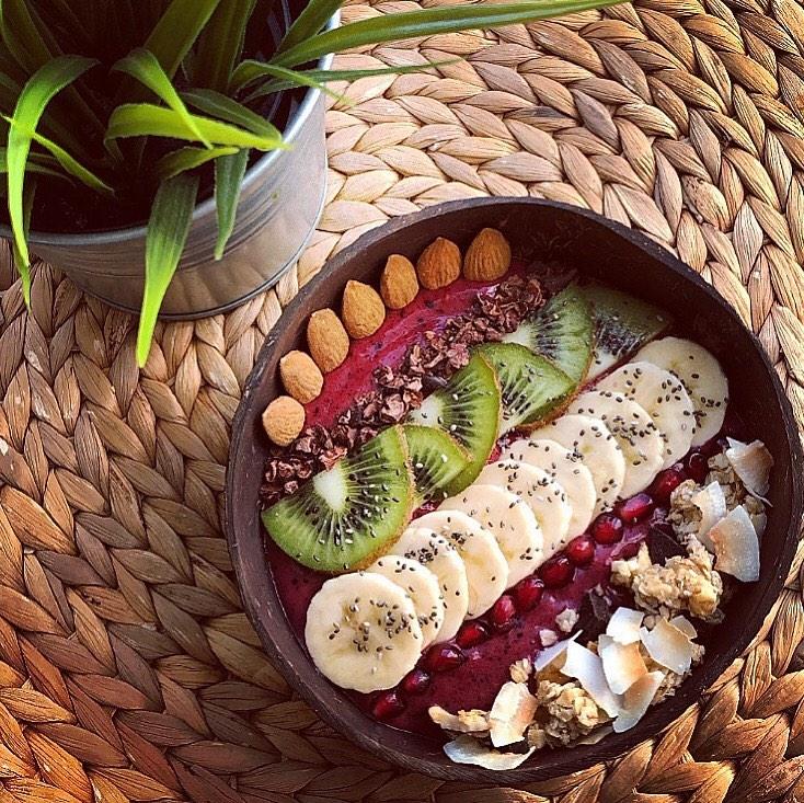 Recette Smoothie Banane, Fruits Rouges, Graines de Chia & Amandes by